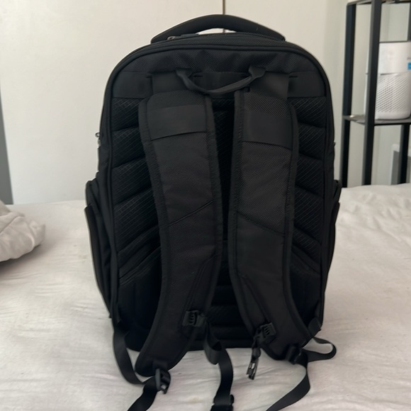 Targus corporate traveler 28L holds 15.6” laptop with safety bumpers for laptop. - Picture 3 of 9